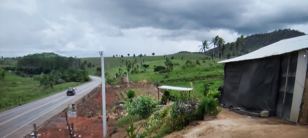 Casebre fica no distrito de Montinho, no sul da Bahia — Foto: Kátia Petersen/TV Bahia