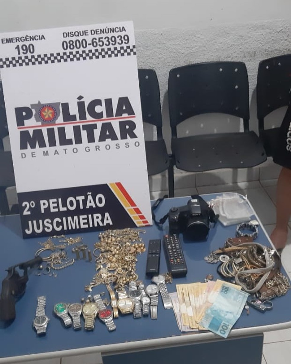 Objetos pessoais das vítimas encontrados com um dos suspeitos — Foto: PM/Divulgação