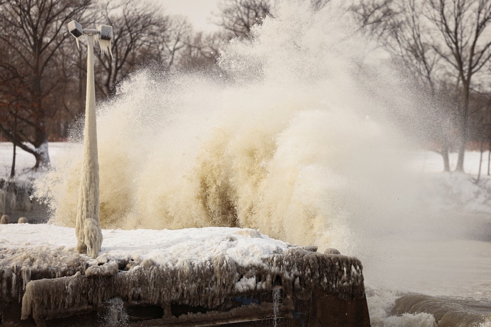 Gelo se forma com o borrifo das ondas do Lago Erie durante uma tempestade de inverno — Foto: Lindsey DeDario/ REUTERS