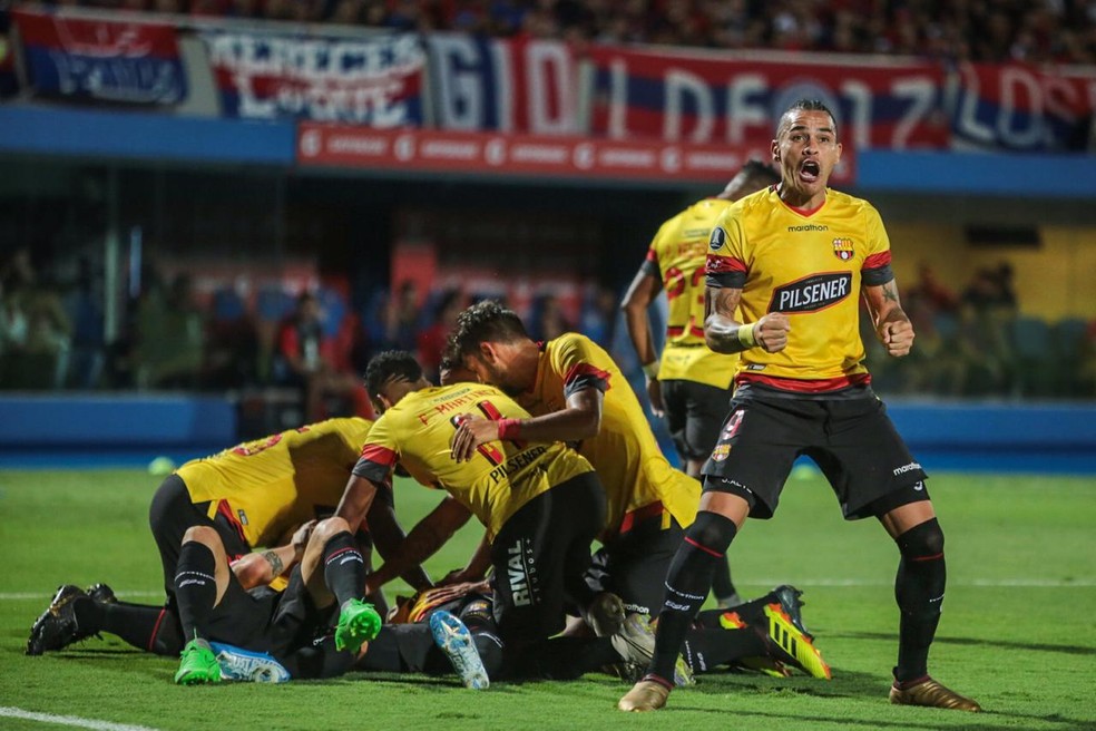 Jogadores do Barcelona de Guayaquil comemoram um dos gols da goleada sobre o Cerro Porteño — Foto: Twitter/Barcelona de Guayaquil