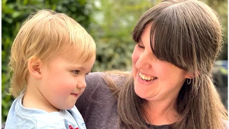 Rebecca diz que seu filho, Noah, ficou muito doente em pouco tempo (Foto: BBC News)