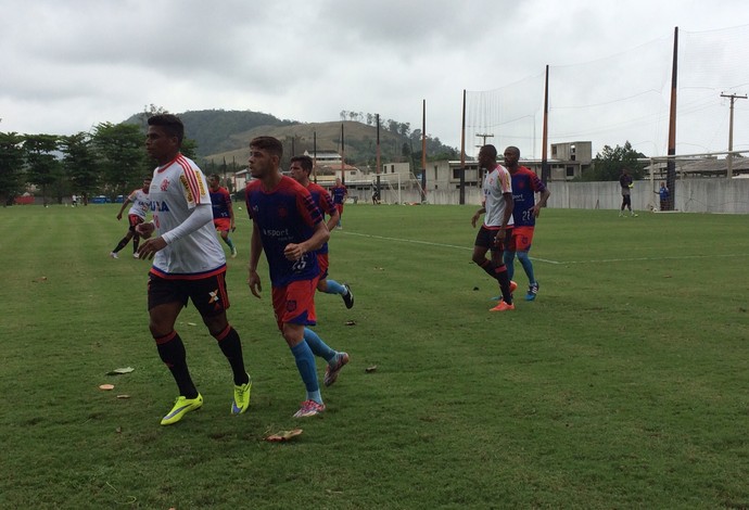 Flamengo joga mal, mas vence o Bonsucesso em jogo-treino no Ninho