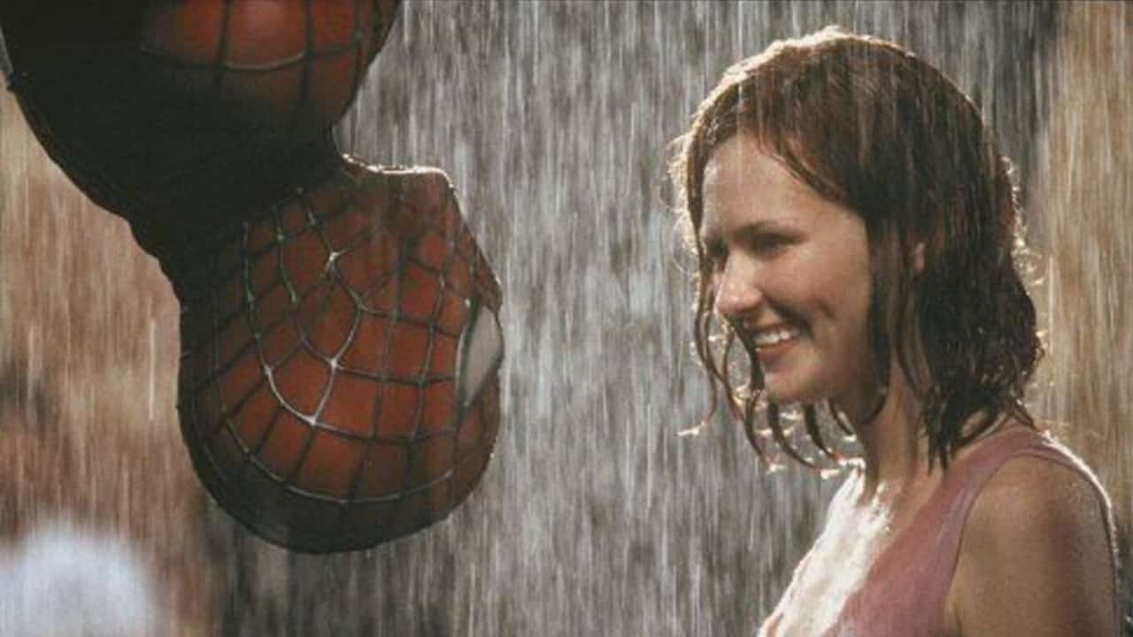 Kirsten Dunst, como Mary Jane, contracena com Tobey Maguire em cena clássica de Homem-Aranha de 2002 (Foto: Divulgação)
