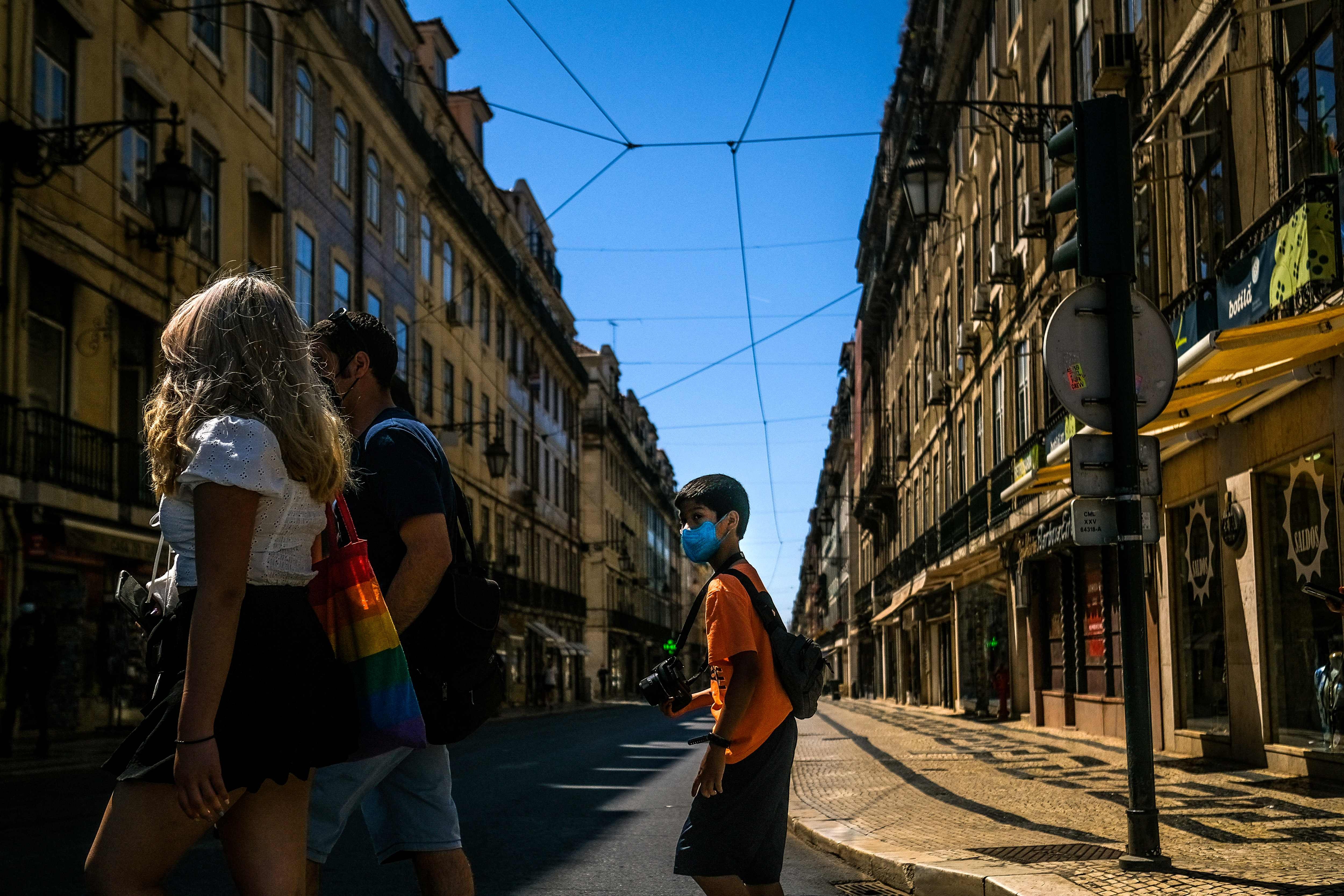 Pessoas caminham no centro de Lisboa