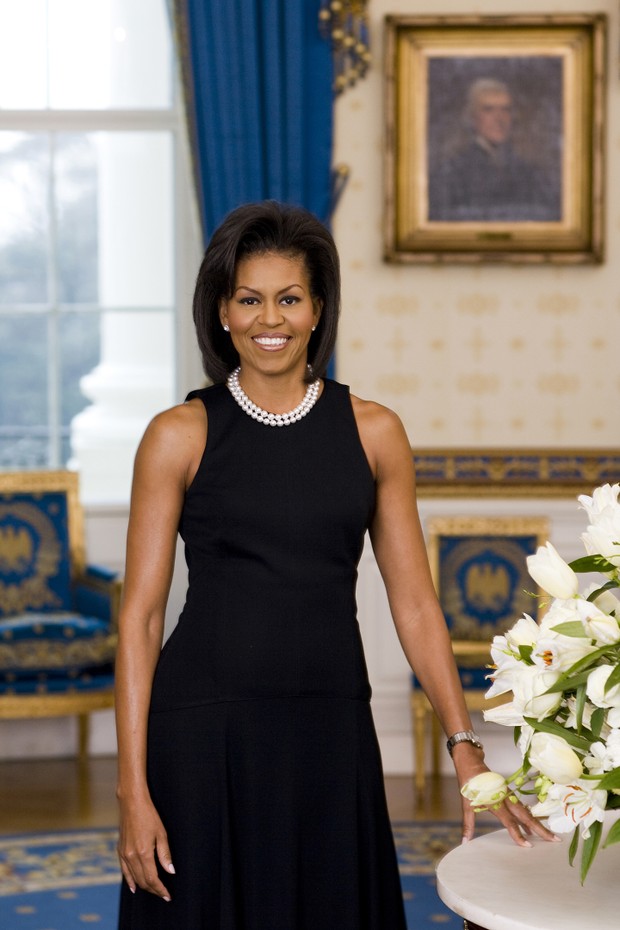 WASHINGTON - FEBRUARY 2009:  In this handout image provided by the White House, First Lady Michelle Obama poses for her official portrait in the Blue Room of the White House February 2009 in Washington, DC. This was the first time the offical First Lady p (Foto: Getty Images)