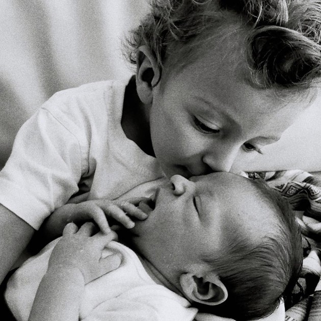 Anacan e Ariel, os filhos da top Candice Swanepoel (Foto: Reprodução Instagram)