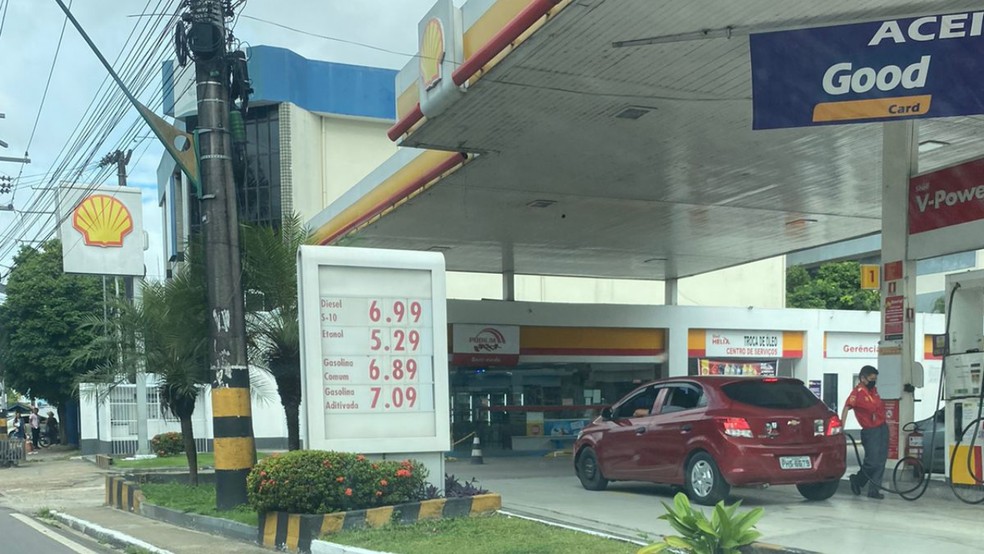 Posto na Avenida André Araújo tem gasolina a R$ 6,89.  — Foto: Patrick Motta Filho/Rede Amazônica