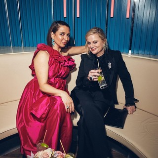 As comediantes Maya Rudolph e Amy Poehler durante a festa da Vanity Fair (Foto: Reprodução / Instagram)