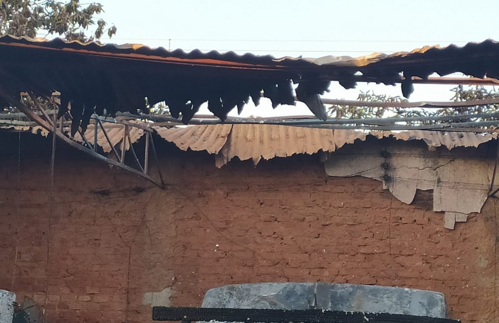Parte da cobertura do almoxarifado também foi danificada pelo fogo em Palmital — Foto: Corpo de Bombeiros/Divulgação