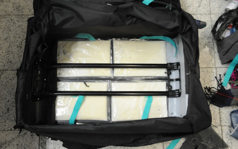 Cocaína estava escondida no fundo da mala — Foto: Polícia Federal/Divulgação