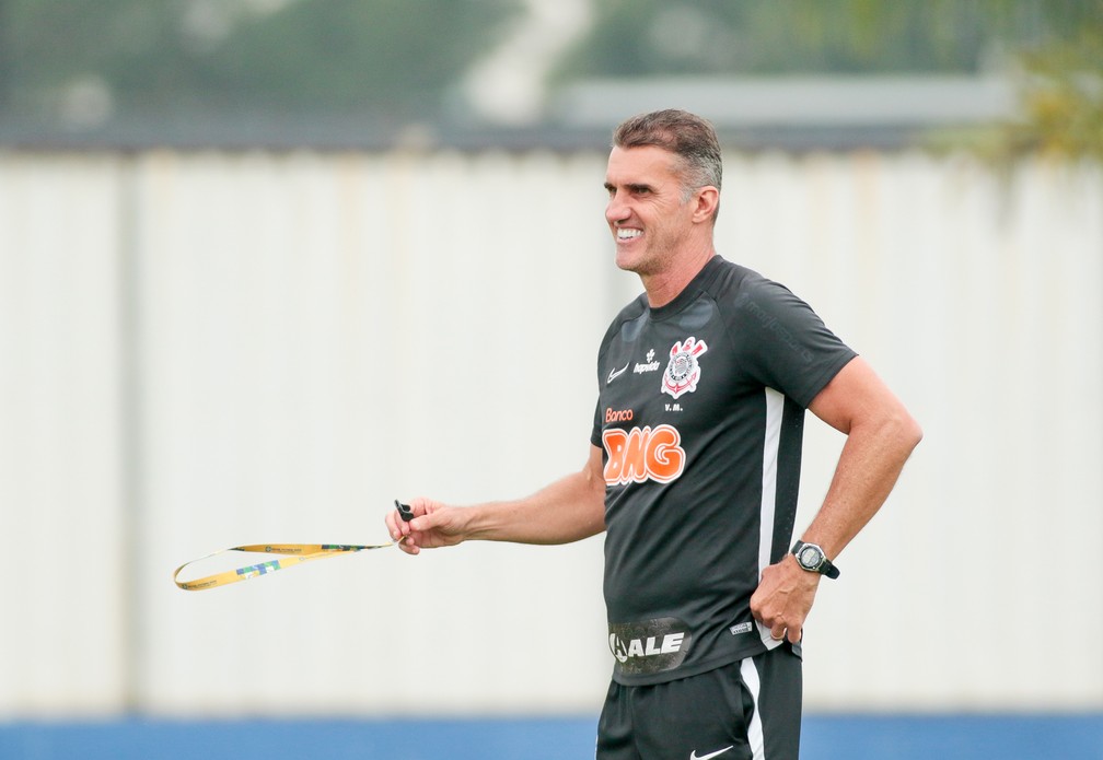 Técnico Vagner Mancini, sorridente, durante treino do Corinthians — Foto: Rodrigo Coca/Ag.Corinthians