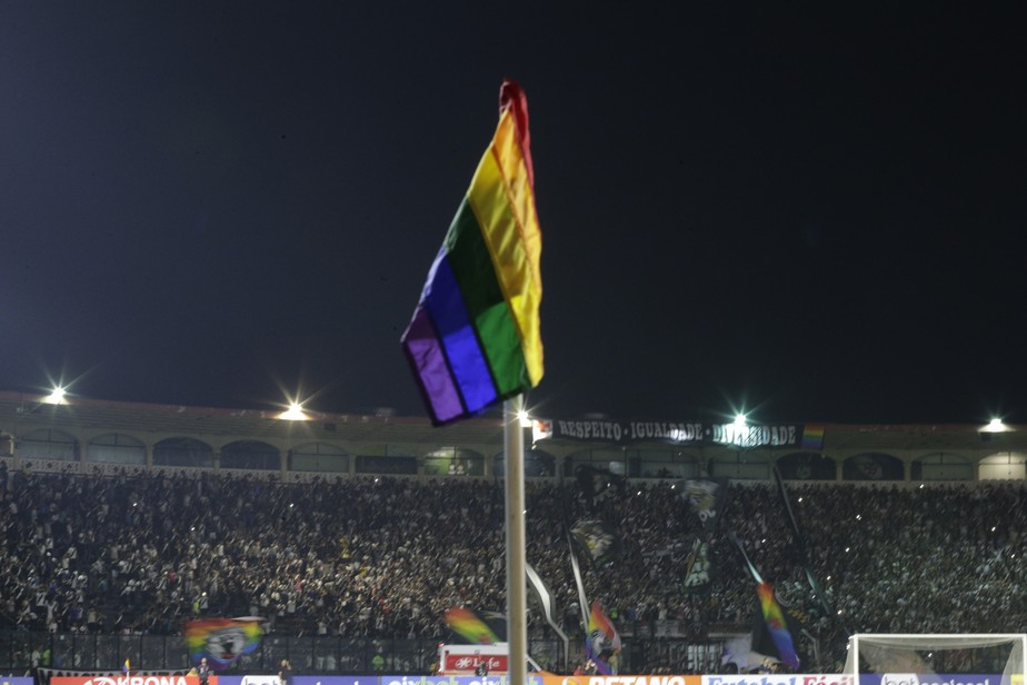 Bandeira LGBT em  São Januário