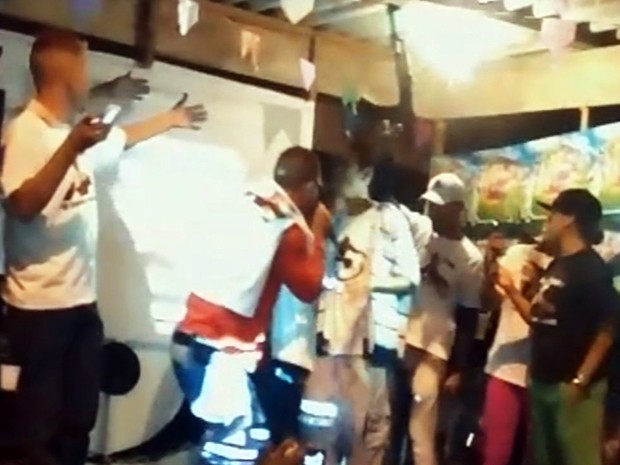 Vídeo flagrou homem armado durante baile funk em Praia Grande, SP (Foto: Reprodução/G1)