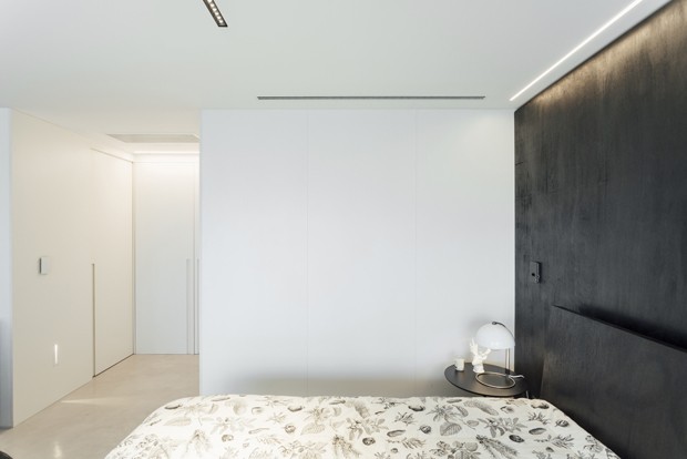 Loft de 68 m² surpreende com paleta minimalista e mix de materiais (Foto: FOTOS CRISTIANO BAUCE)