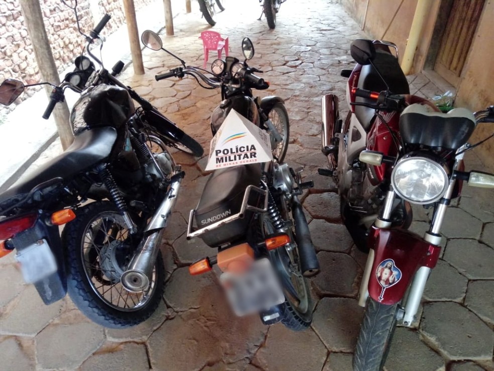 Motos apreendidas na casa do homem — Foto: Polícia Militar / Divulgação