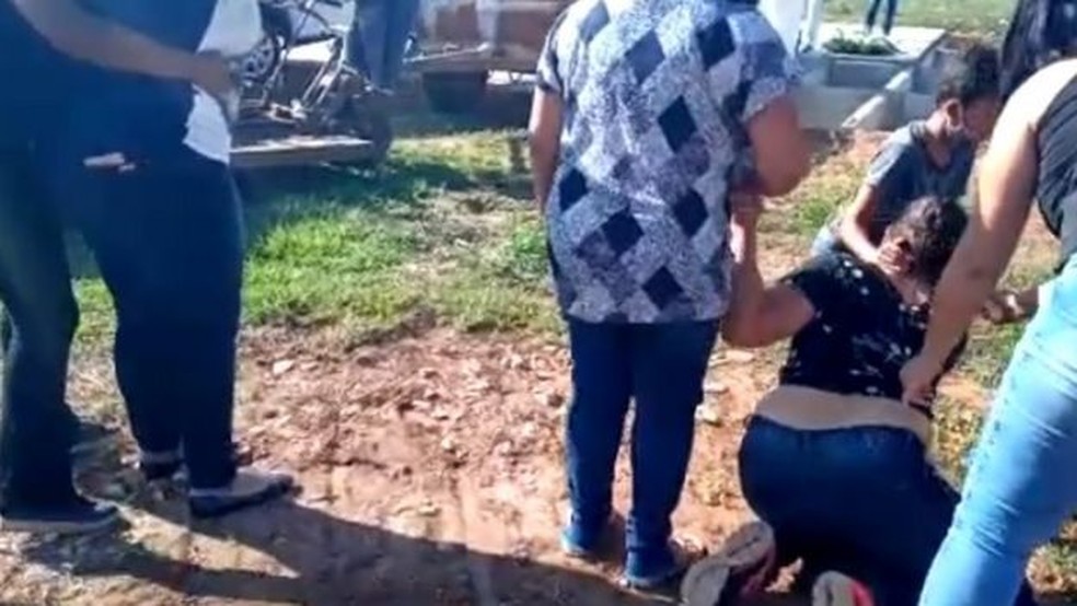 Durante enterro da mãe, Talytta se desesperou e vídeo viralizou nas redes  Foto: Arquivo pessoal