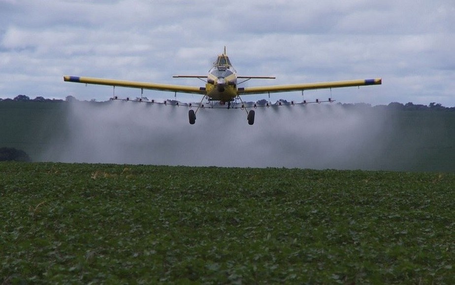 Agriculores despejam agrotóxico de forma aérea em lavoura Divulgação