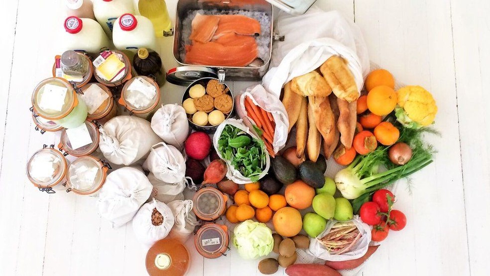 Um exemplo de compras da família, que não é vegetariana: produtos vão do balcão do supermercado direto para recipientes reutilizáveis (Foto: Arquivo pessoal)