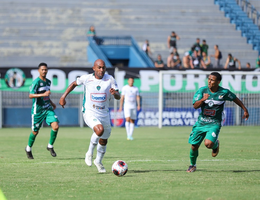 Esmeraldino entrou em campo com equipe mista &mdash; Foto: Ismael Monteiro