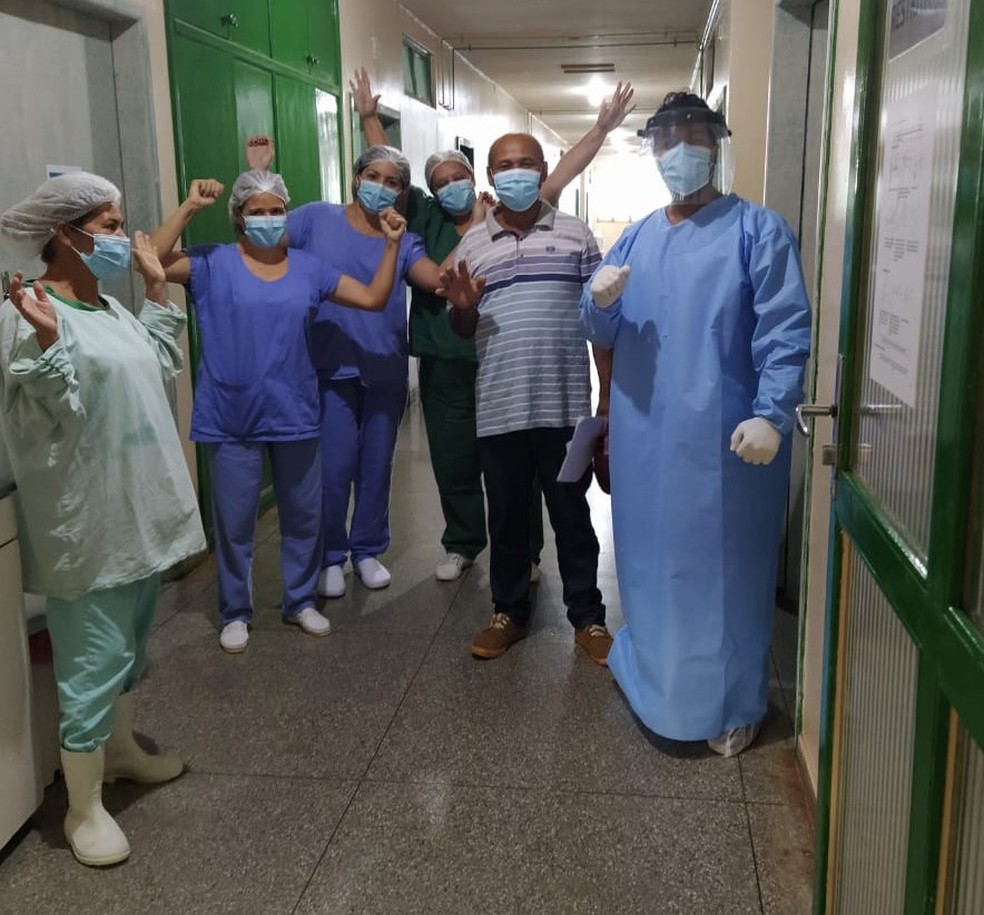 Paulo recebe alta do hospital em Brasília de Minas — Foto: Laura Martins Ferreira/Arquivo pessoal