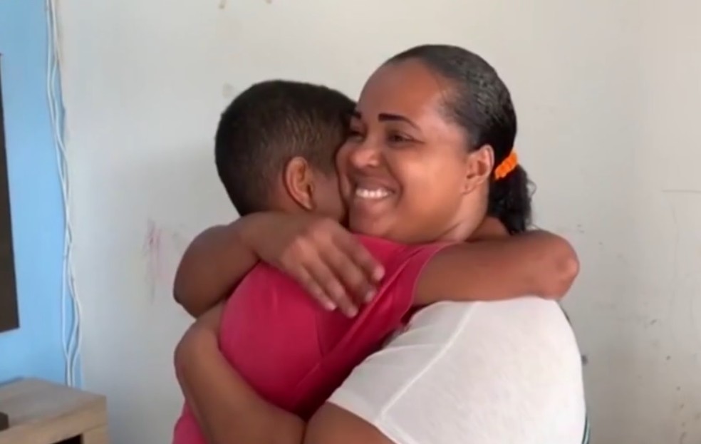 Ana Cláudia e o filho mais velho  — Foto: Reprodução/TV Subáe