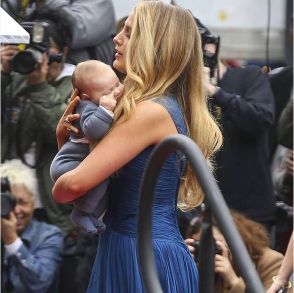 A atriz Blake Lively com uma de suas filhas (Foto: Instagram)