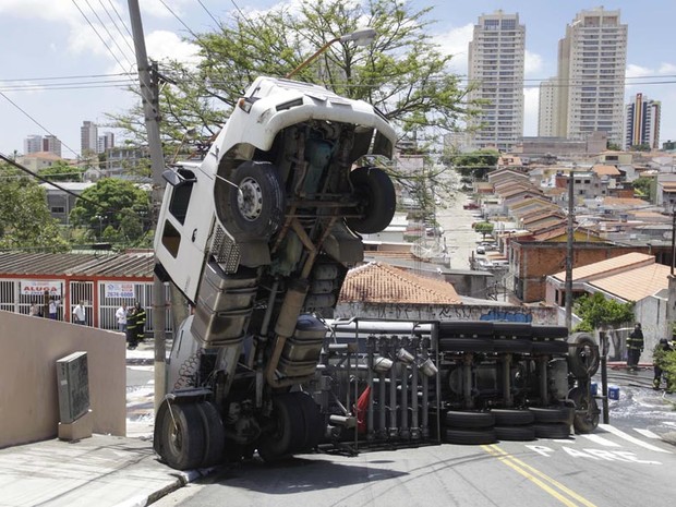 Um caminhão tanque tombou na Vila Carrão, zona leste de SP, na manhã desta quinta-feira (20). (Foto: Nelson Antoine/Fotoarena/Folhapress)