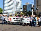 Professores em greve protestam contra reitoria da Ufam, em Manaus