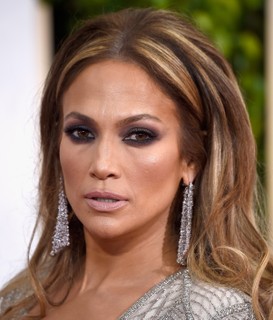 Jennifer Lopez apostou no brilho para completar sua produção nada básica