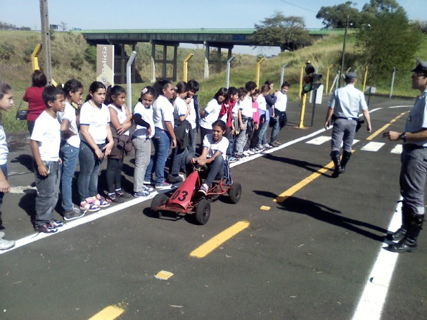 Estudantes aprendem na prática regras de trânsito na cidade 'Nazaré