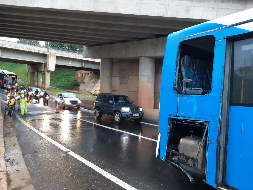 Ônibus colide lateralmente com poste em avenida de Campinas e passageiro morre — Foto: Eduardo Rodrigues/EPTV