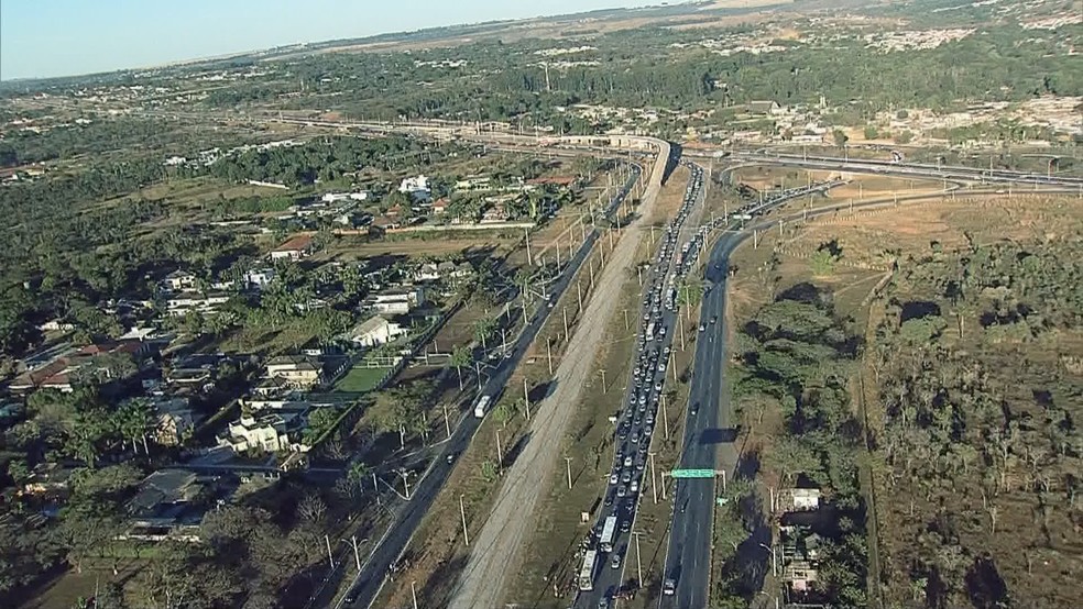 Epia Sul congestionada após acidente em dia de volta às aulas (Foto: Reprodução/TV Globo)