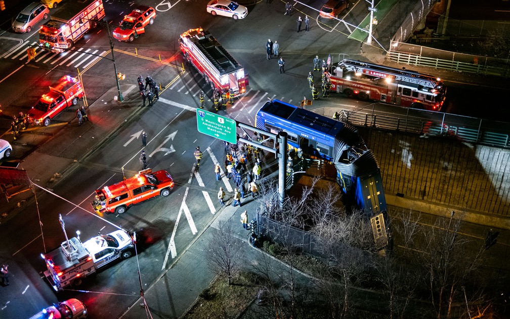Ônibus articulado que ficou pendurado em ponte no Bronx, em Nova York, após acidente na noite de quinta-feira (14) — Foto: AP Photo/Craig Ruttle
