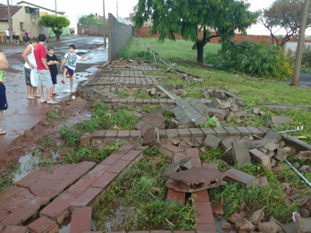 Muro de condomínio caiu em Jaú (Foto: Arquivo Pessoal)