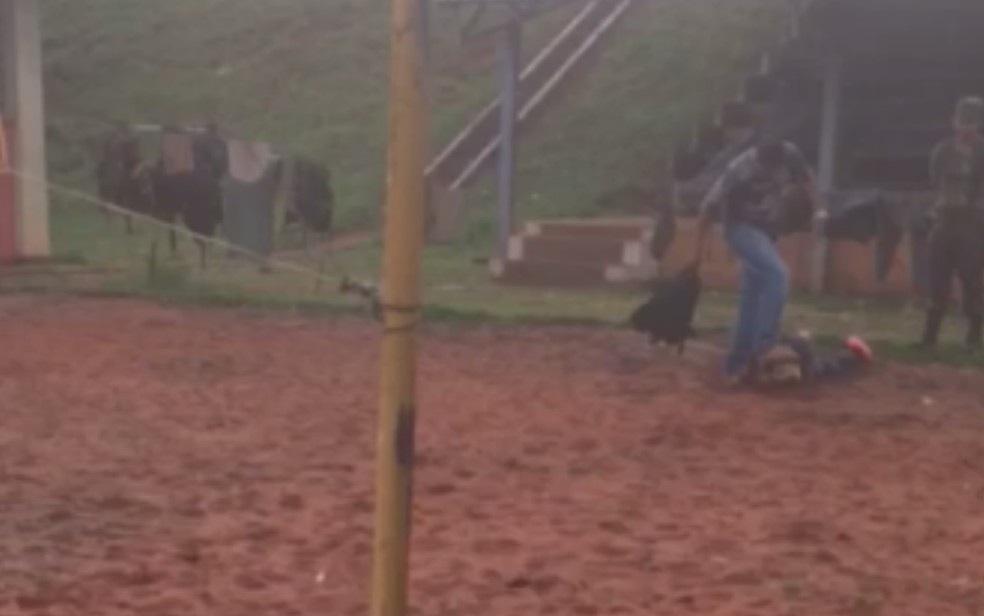 Registro mostra soldado tendo a cabeça pisada por superior em Jataí (Foto: Divulgação/MPF)