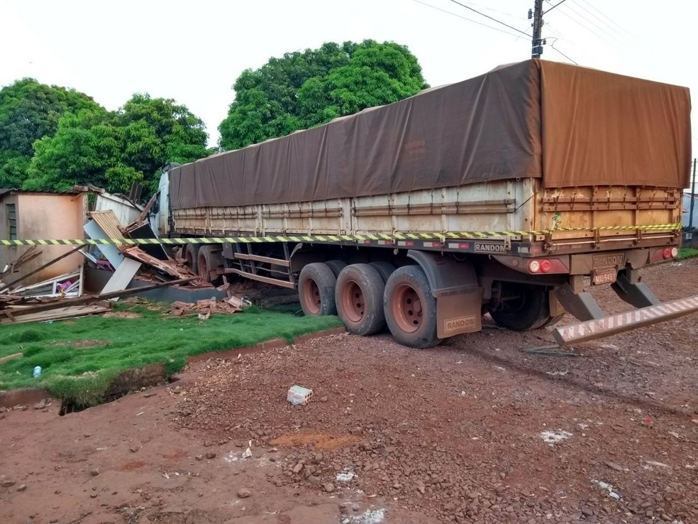 Caminhão carregado com soja também destruiu uma casa em Santa Mariana (Foto: Divulgação/PM)