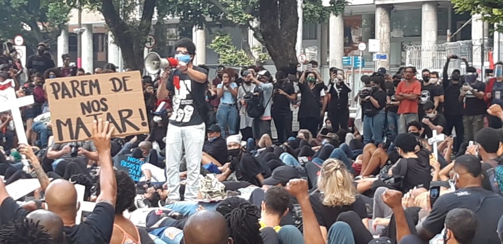 Manifestantes protestam em ato contra o racismo no Centro do Rio — Foto: Reprodução