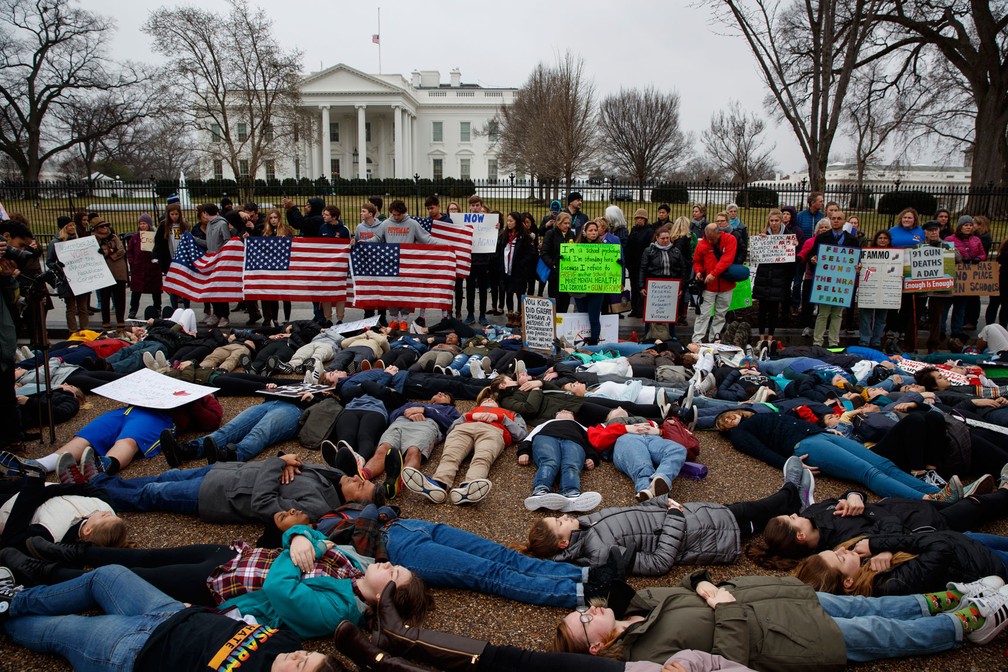Estudantes protestam em frente à Casa Branca neste segunda-feira (19) para pedir controle no acesso às armas (Foto: Evan Vucci/ AP Photo)