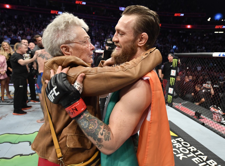 Por outro ângulo: McGregor abraça a avó de Cerrone e faz elogio ao adversário no UFC 246