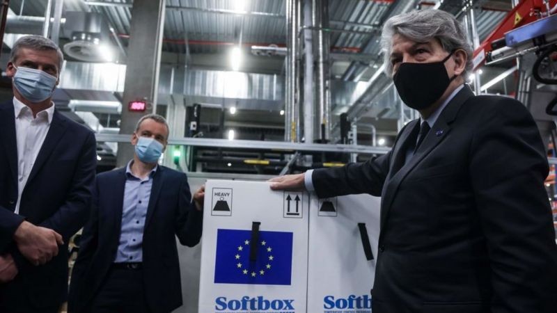 Fabricantes de vacinas tiveram que superar vários problemas de produção e distribuição para o bloco; na foto, o membro da Comissão Europeia, Thierry Breton, com caixa de vacinas Pfizer-BioNtech (Foto: Getty Images via BBC News)