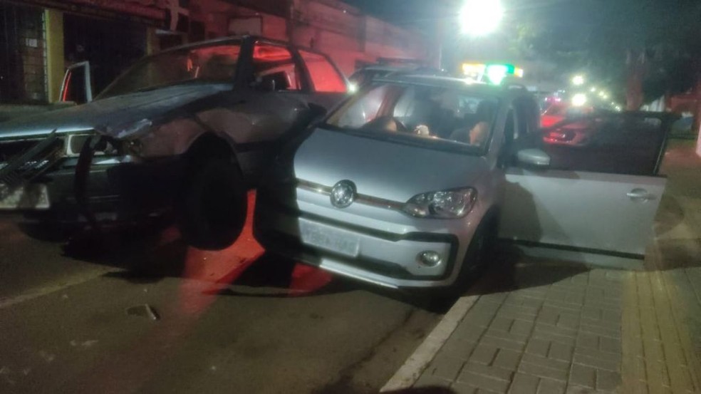 Carro estava estacionado quando foi atingido por veículo dirigido por suspeito.  Foto: Reprodução/RedesSociais