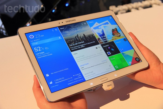 Na cor branca, Galaxy Tab Pro com tela de 12,2 polegadas na CES 2014 (Foto: Isadora Díaz/TechTudo)