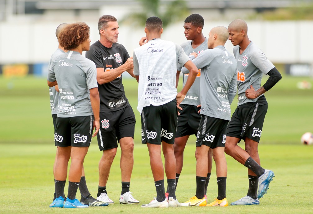 Vagner Mancini com os meninos do Corinthians — Foto: Rodrigo Coca/Ag. Corinthians
