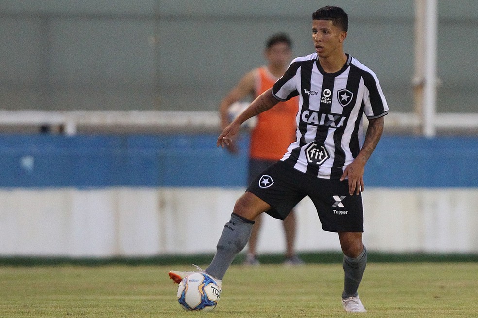 Wenderson é um dos jovens que já atuaram com Zé em 2019; Helerson é outro prata-da-casa que jogou a estreia — Foto: Vitor Silva/SSPress/Botafogo