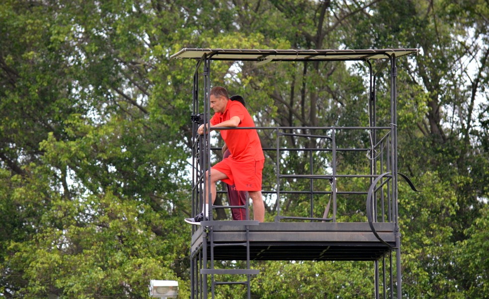 Diego Aguirre observa treino do São Paulo em um andaime do CT da Barra Funda (Foto: Felipe Espindola / www.saopaulofc.net)
