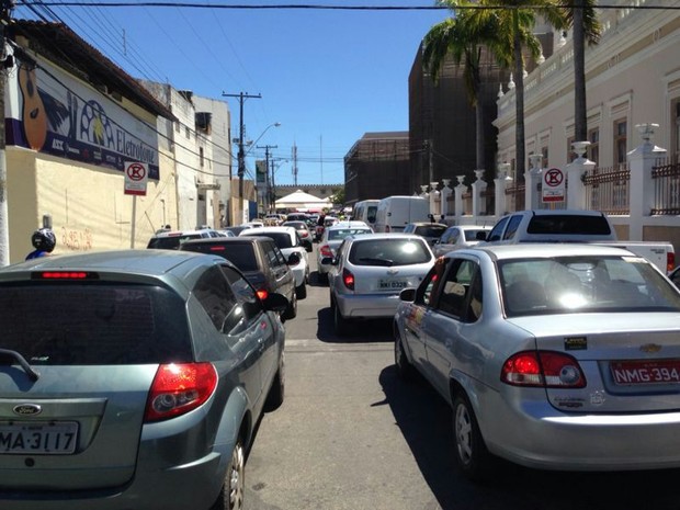 Motoristas têm que desviar por ruas alternativas para fugir do bloqueio (Foto: Natália Souza/G1)