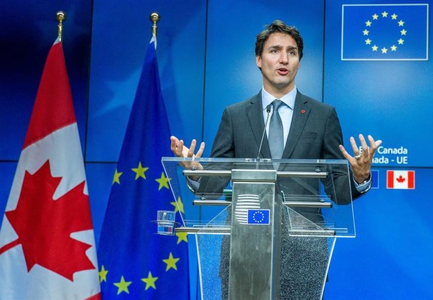 Justin Trudeau, primeiro-ministro canadense, em coletiva de imprensa, após o fechamento do acordo de livre comércio com a União Europeia (Foto: STEPHANIE LECOCQ/EFE)