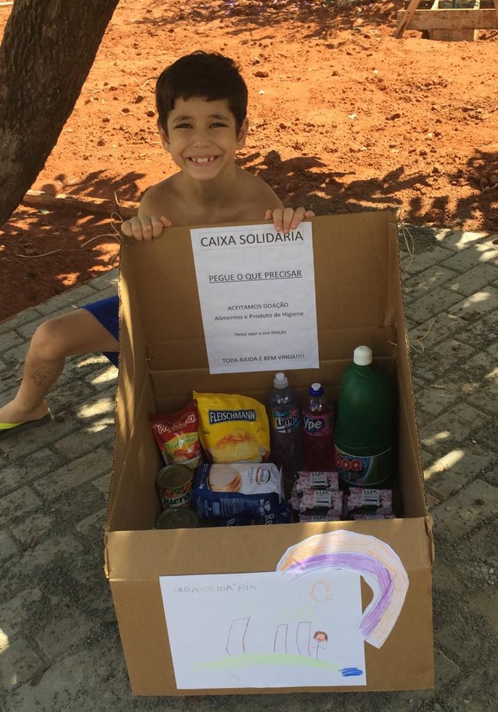 'Caixa solidária' idealizada por menino de Bauru ajuda moradores de rua em tempos de coronavírus — Foto: Arquivo Pessoal/Carlos Ruiz