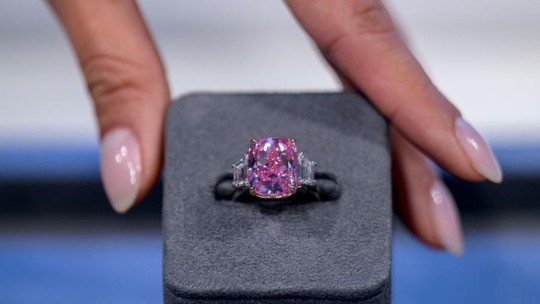 Raro diamante rosa avaliado em R$ 181 milhões vai a leilão nos EUA