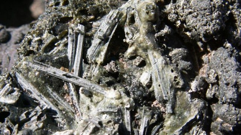 Em um ponto do deserto do Atacama, chamado de pampa do Tamarugal, foram descobertas em 2008 rochas com formações cristalinas de origem incerta até pouco tempo atrás.  — Foto: Nicolás Blanco (via BBC)